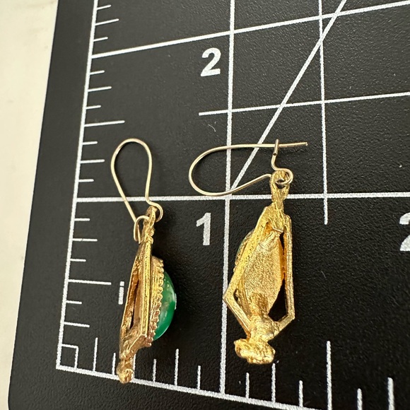 Gold tone Egyptian look earrings with green stone - Picture 4 of 5
